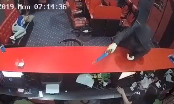 Silahlı soygun sırasında uyuyan adam