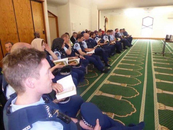 Yeni Zelanda halkı namaz sırasında nöbet tutuyor