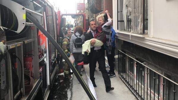 Yangında mahsur kalan kadın ve kedisinin zor anları