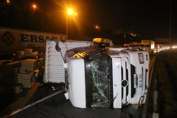 Anadolu Otoyolu'nda tır devrildi