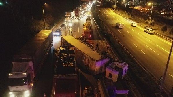 Anadolu Otoyolu'nda tır devrildi