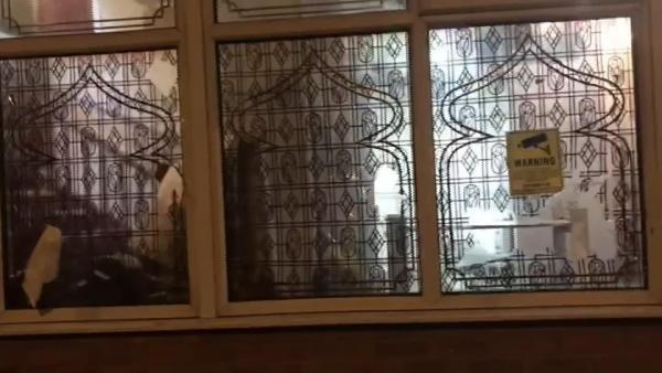 İngiltere'de 5 camiye balyozla saldırı