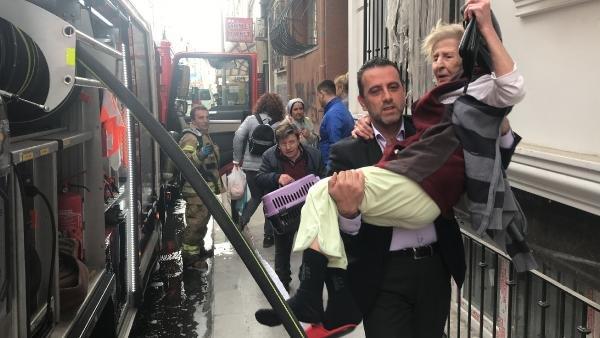 Yangında mahsur kalan kadın ve kedisinin zor anları