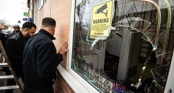 İngiltere'de 5 camiye balyozla saldırı