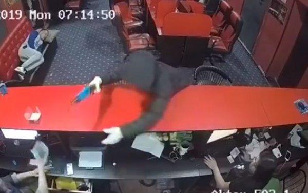 Silahlı soygun sırasında uyuyan adam