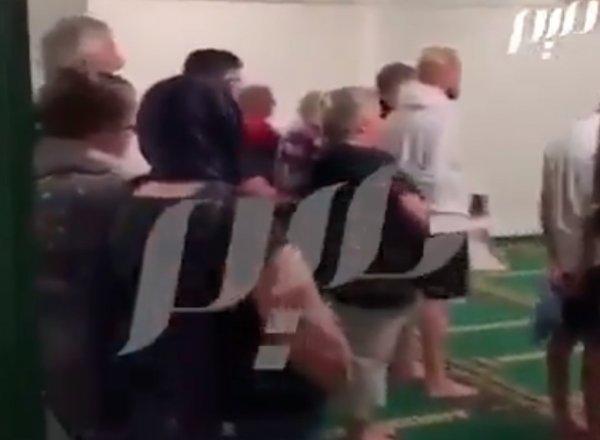 Yeni Zelanda halkı namaz sırasında nöbet tutuyor