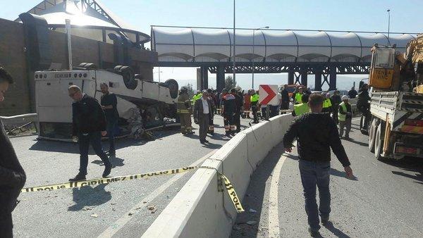 Down sendromlu çocukları taşıyan minibüs devrildi