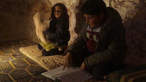 Suriye'de çocuklar yer altında büyüyor