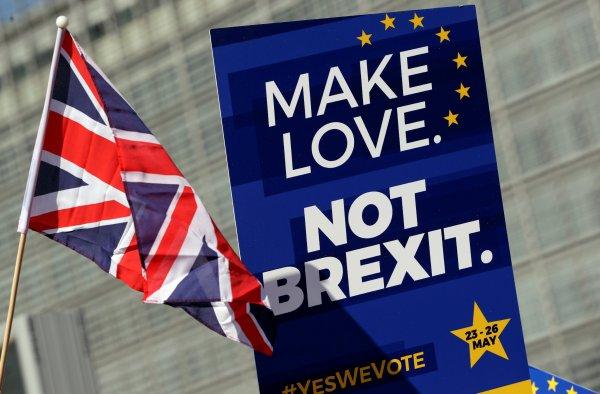 Brexit'in iptali için 2,5 milyon imza