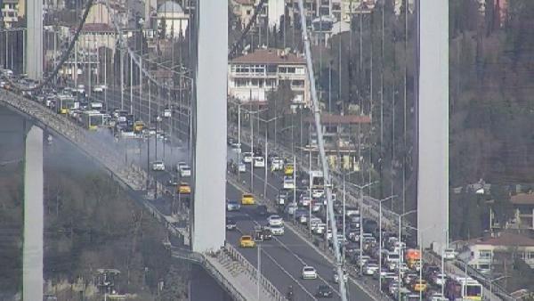 Polis aracı köprüde yandı