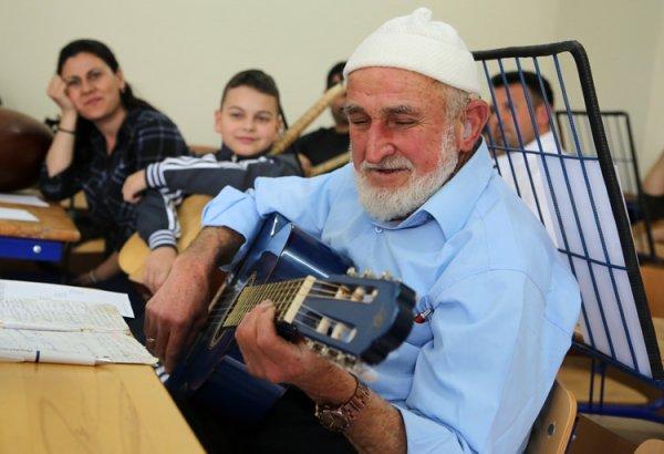 80 yaşından sonra gitarist oldu