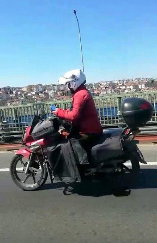 Cep telefonuyla tehlikeli motosiklet yolculuğu