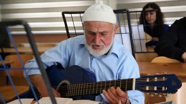 80 yaşından sonra gitarist oldu
