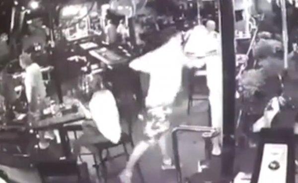 Avustralyalı turist şişeyi bardaki adamın kafasında kırdı