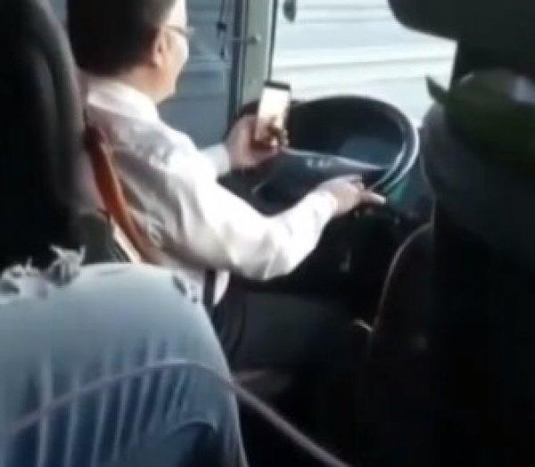 Otobüs şoförü yolculuk sırasında görüntülü arama yaptı