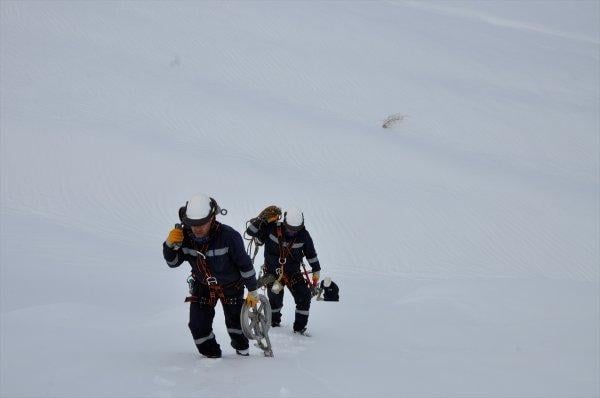 Hakkari'de zorlu şartlara rağmen elektrik çalışması yapıldı