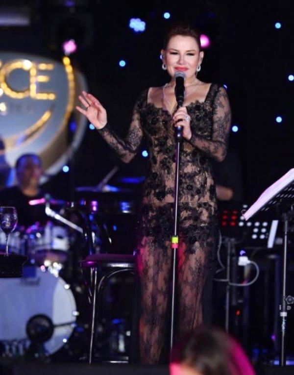 Deniz Seki'den transparan elbise