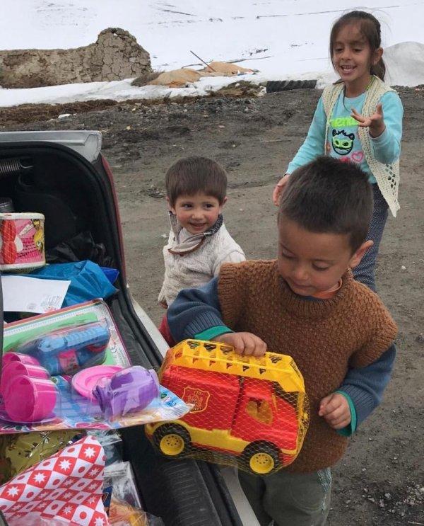 Karslı Mirza’nın oyuncak mutluluğu duygulandırdı