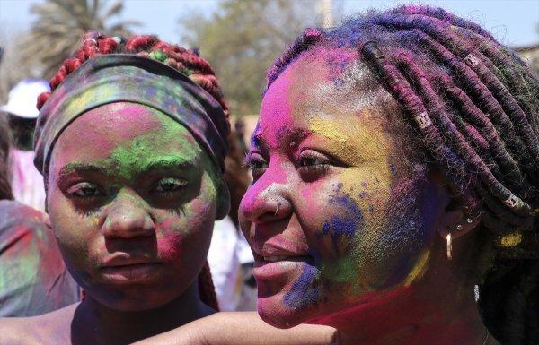 Senegal'de Holi Festivali