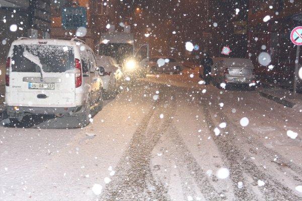 Doğuda kar yağışı sürüyor