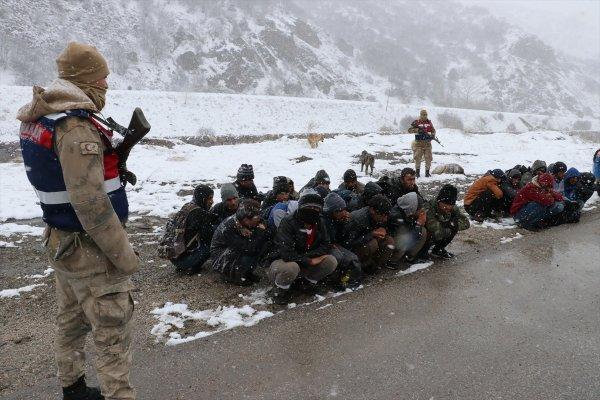 Donma tehlikesi geçiren göçmenleri Mehmetçik kurtardı