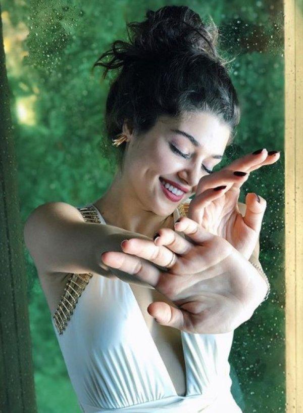 Hande Erçel'in makyajsız hali