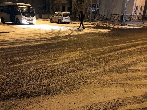 Doğuda kar yağışı sürüyor