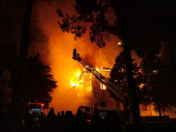 Denizli'de tarihi okul cayır cayır yandı