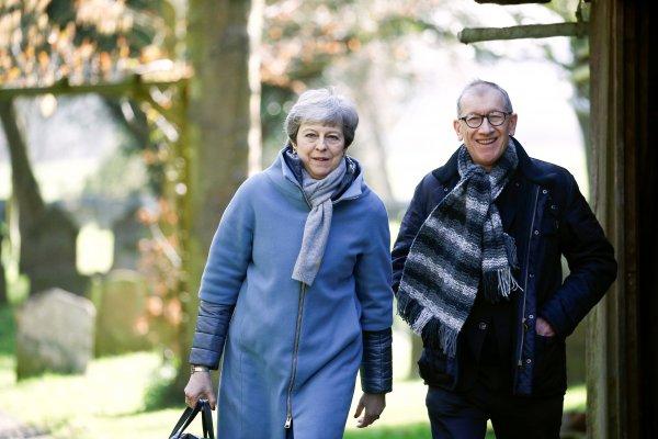 İngiltere Başbakanı'nın koltuğu sallanıyor