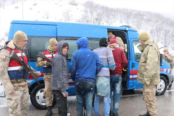Donma tehlikesi geçiren göçmenleri Mehmetçik kurtardı
