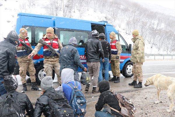 Donma tehlikesi geçiren göçmenleri Mehmetçik kurtardı