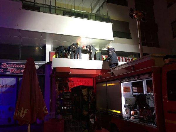 Marketin asma tavanı çöktü, 2 kişi mahsur kaldı