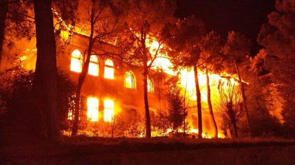 Denizli'de tarihi okul cayır cayır yandı