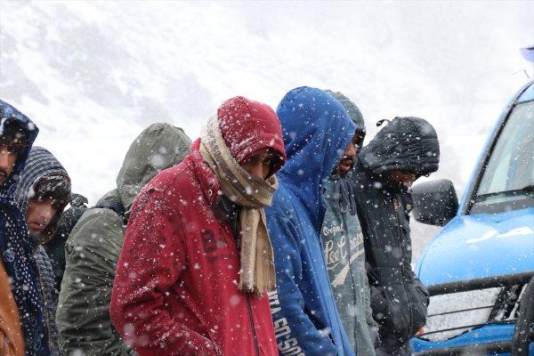Donma tehlikesi geçiren göçmenleri Mehmetçik kurtardı