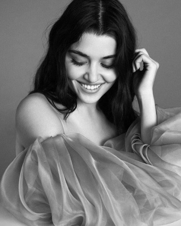 Hande Erçel'in makyajsız hali