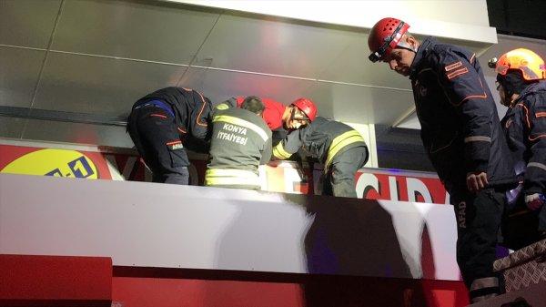 Marketin asma tavanı çöktü, 2 kişi mahsur kaldı