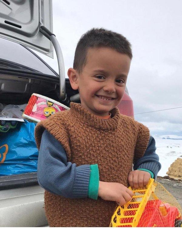 Karslı Mirza’nın oyuncak mutluluğu duygulandırdı