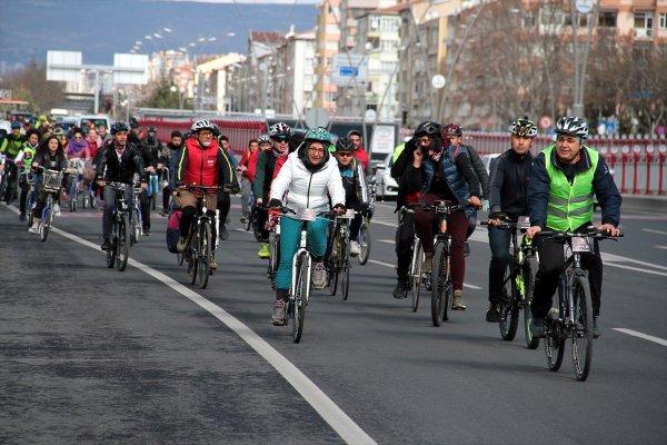 Kayseri'de bisikletliler sokakta