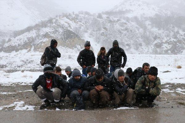 Donma tehlikesi geçiren göçmenleri Mehmetçik kurtardı