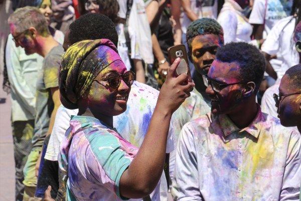 Senegal'de Holi Festivali