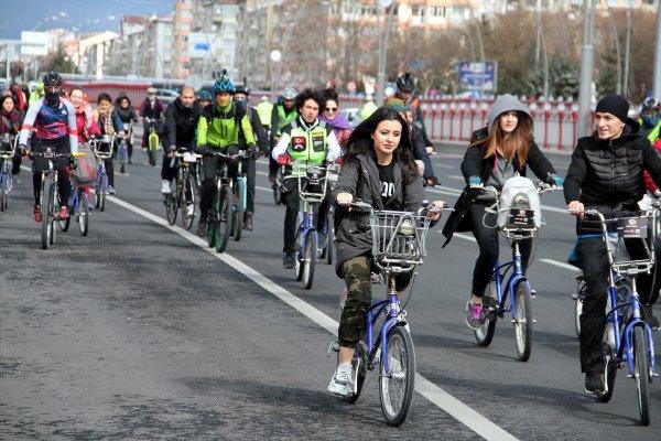 Kayseri'de bisikletliler sokakta