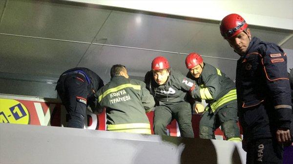 Marketin asma tavanı çöktü, 2 kişi mahsur kaldı