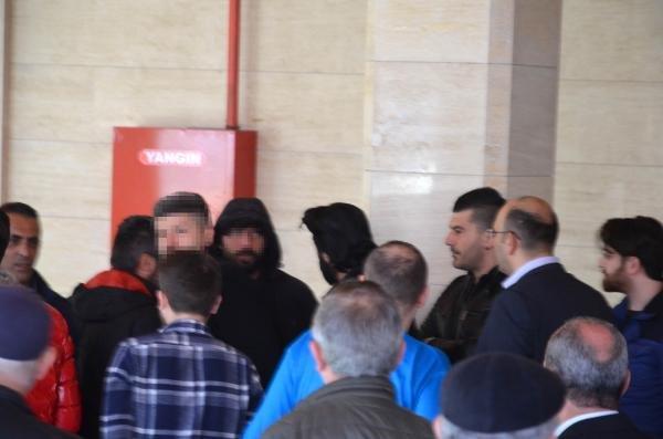 Tespih satan yaşlı adama vuran kişiye cemaatten tepki