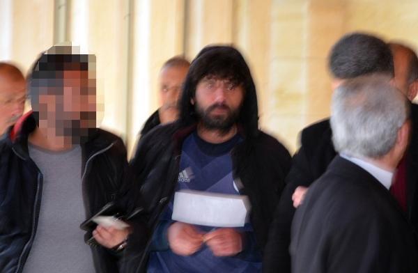 Tespih satan yaşlı adama vuran kişiye cemaatten tepki