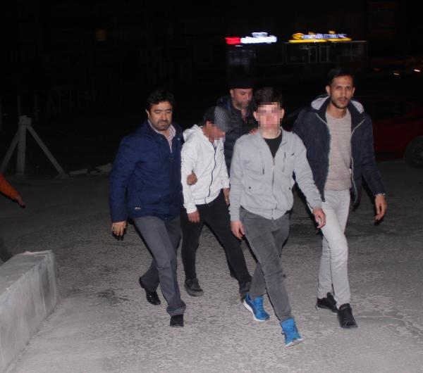 Okul önünde bıçaklanan genç kurtarılamadı