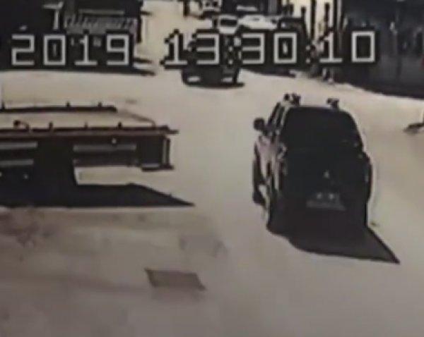 Kamyonun altında kalacaktı: İnanılmaz kurtuluş