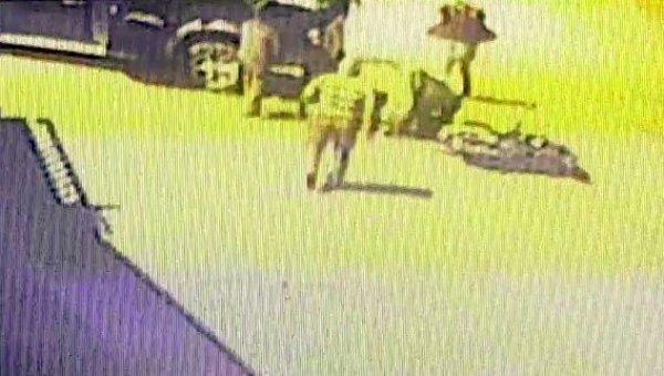 Kamyonun altında kalacaktı: İnanılmaz kurtuluş