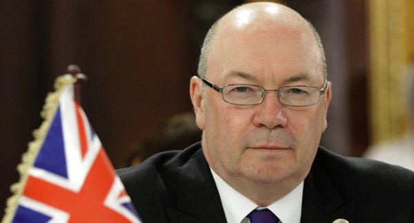 İngiltere'de 3 bakan istifasını sundu