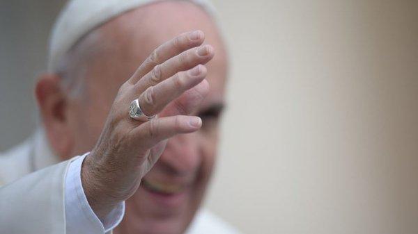 Papa yüzüğünü öptürmedi