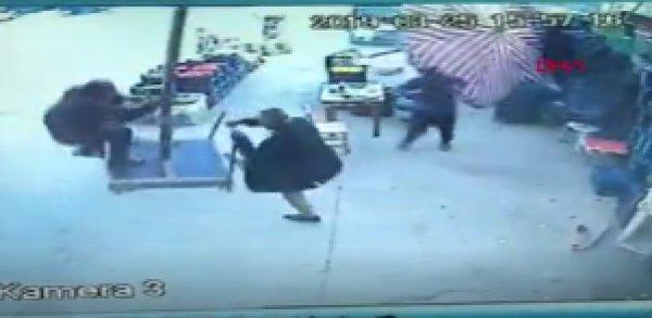 Hortum bir kişiyi demir şemsiye ile birlikte uçurdu